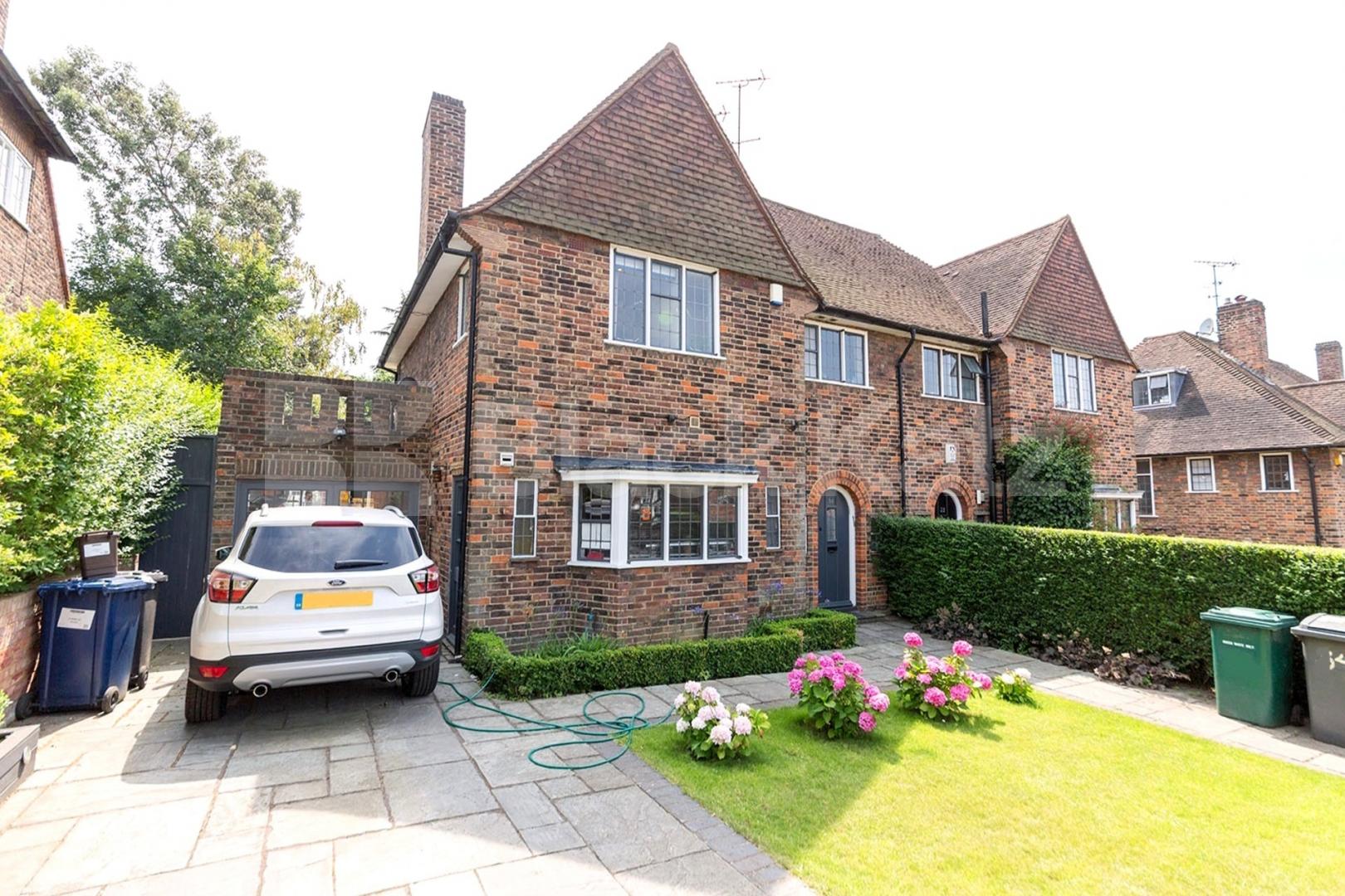 A Beautiful double receptioned 4 bedroom house in the hampstead suburbs Brim Hill, Hampstead Garden Suburb 